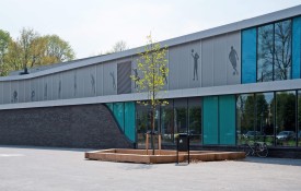 Zitbanken bij sporthal